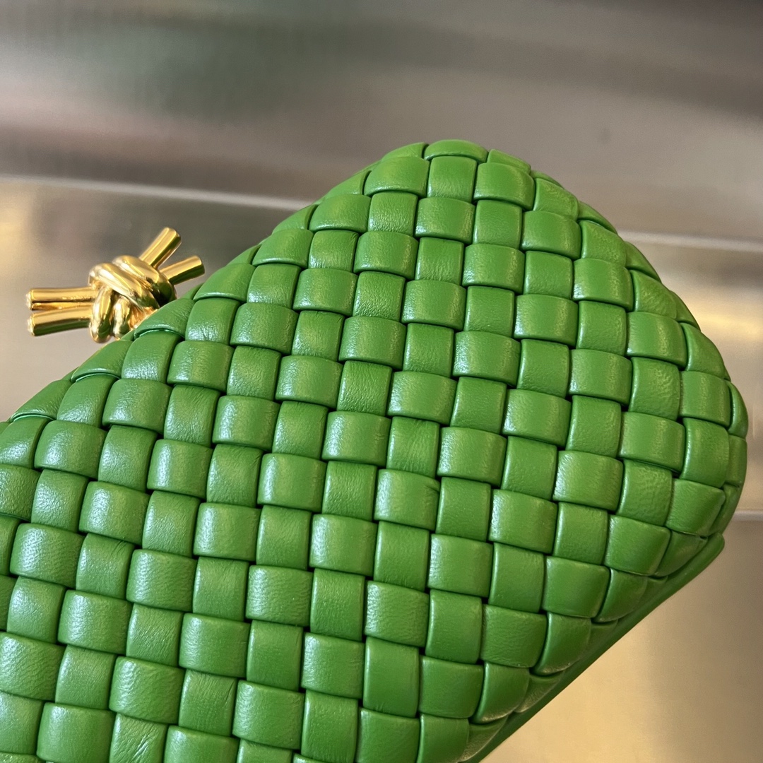 Knot Padded Intreccio Leather Clutch Green